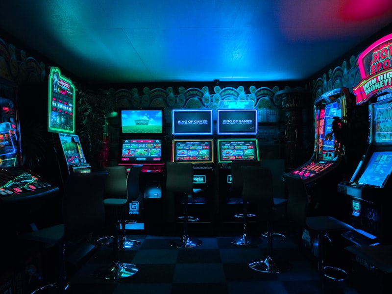 多宝电竞训练基地内部环境，选手们正在专注训练