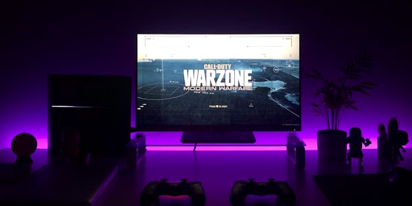 专业电竞教练在训练室对学员进行一对一战术指导